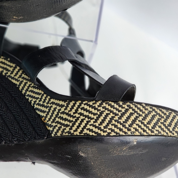 GUESS Dailona Geometric Wedge Sandal | Size 10 - Picture 6 of 8